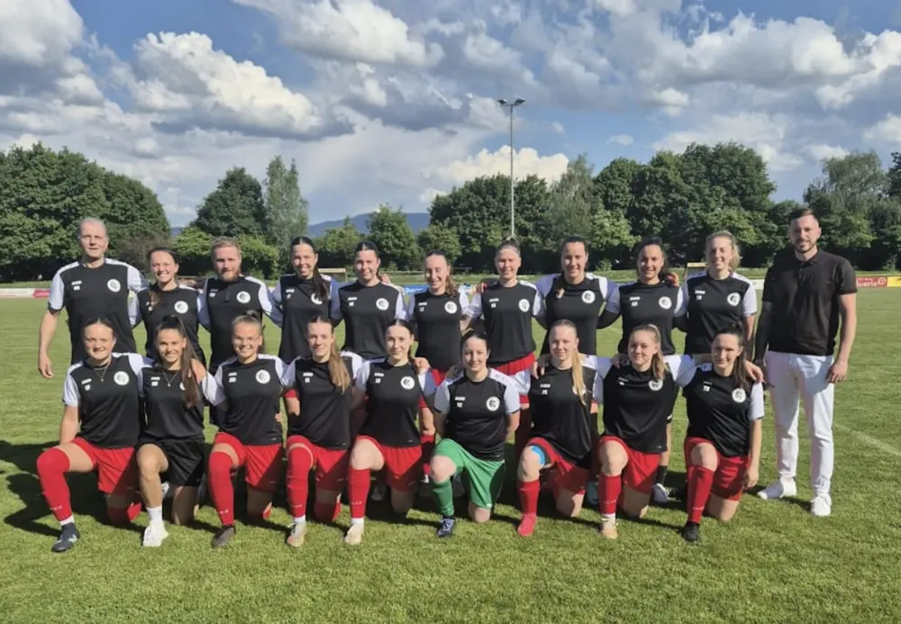Von Hübschmann Immobilien gesponserte Frauenfußball-Mannschaft in Aufwärm-Trikots