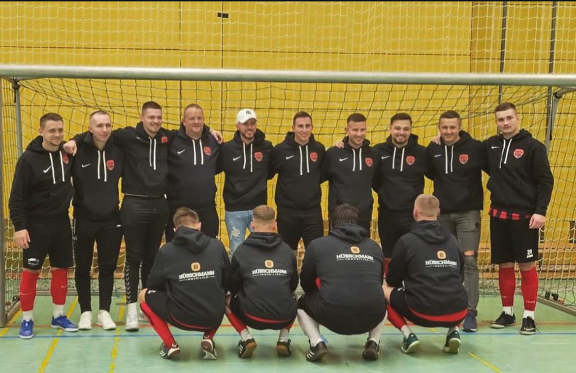 TuS Hügelsheim Mannschaftsfoto mit Daniel Hübschmann und gesponserter Sportbekleidung